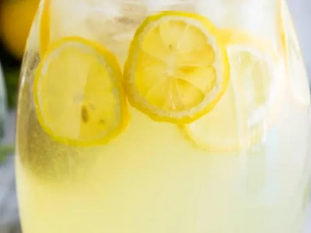 Lemonade with lemon slices
